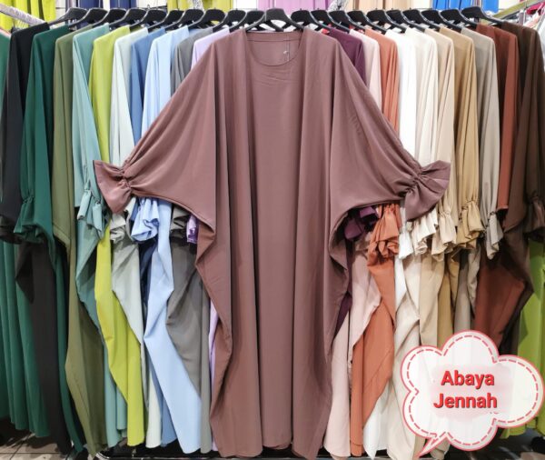 Abaya manches tulipe et coupe papillon en soie de médine