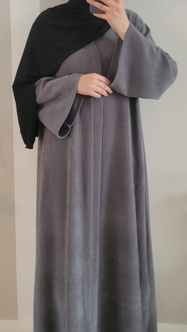 Abaya d'hiver évasée en velours côtelé couleur gris