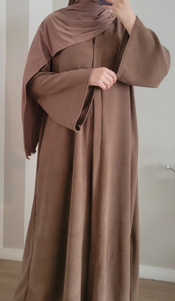 Abaya d'hiver évasée en velours côtelé couleur marron