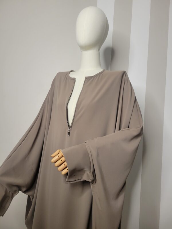 Abaya saoudienne compatible allaitement taupe