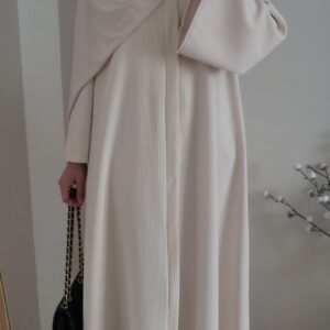 Abaya d'hiver évasée en velours côtelé couleur écru